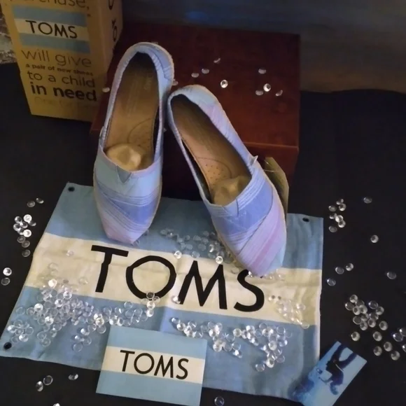 TOMS - Picture 5 of 8